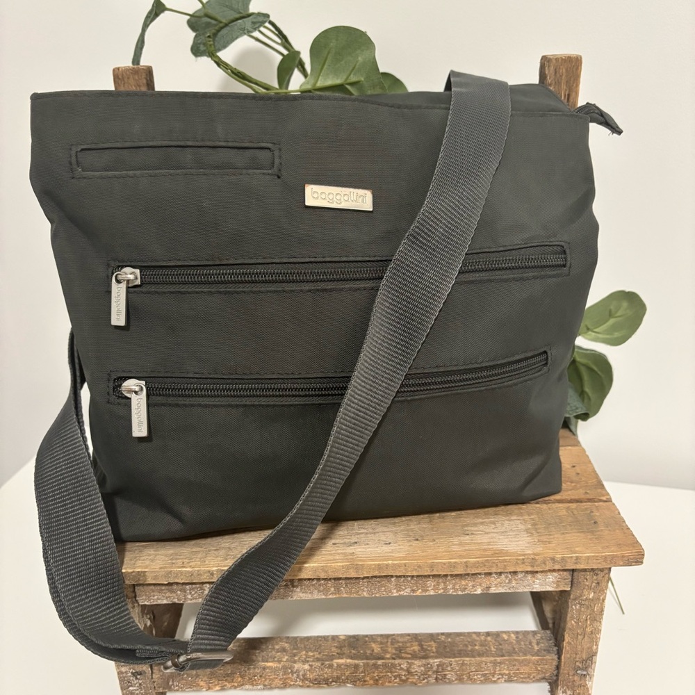 Baggallini Gray Crossbody Travel/Every Day Bag - Picture 3 of 8